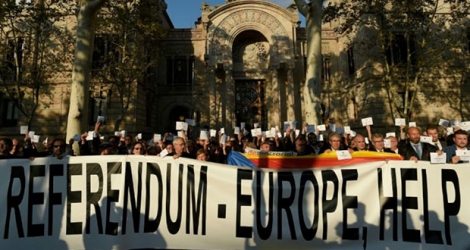 Des avocats tiennent une banderole demandant l'aide de l'Europe lors d'un rassemblement contre une manifestation pro-référendum, le 27 septembre 2017 à Barcelone devant la Cour de justice de Catalogne