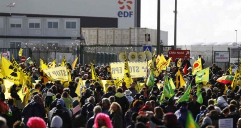 Les manifestants ont accroché des passoires devant le bâtiment de la préfecture de la Manche symbolisant la cuve défectueuse de ce réacteur de nouvelle génération.