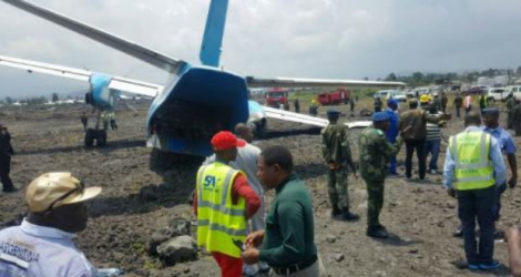 L’appareil, qui venait de décoller en direction du Kivu (est), transportait «plusieurs dizaines de personnes», selon une source aéroportuaire qui a requis l’anonymat.