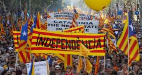 Des milliers de personnes, brandissant des drapeaux espagnols, ont manifesté samedi à Madrid, Barcelone et dans d'autres grandes villes pour défendre l'unité de l'Espagne.