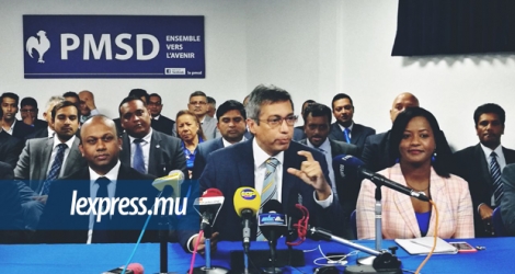 Le leader des bleus, entouré des membres du PMSD, face à la presse le samedi 30 septembre.