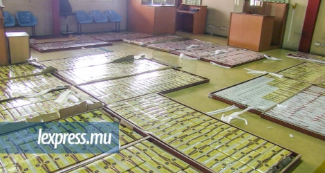 Plus de 3 000 cartouches de cigarettes ont été trouvées dissimulées dans des portes au port le 7 septembre.