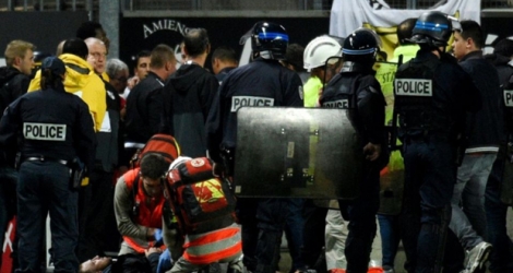 Des policiers et des secouristes portent secours à des supporters de football blessés dans l'effondrement d'une tribune le 30 septembre 2017 à Amiens. 
