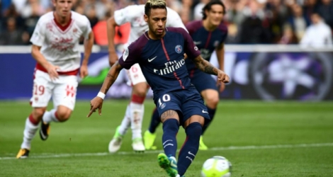 Neymar Jr transforme un penalty pour Paris face à Bordeaux au Parc des Princes, le 30 septembre 2017