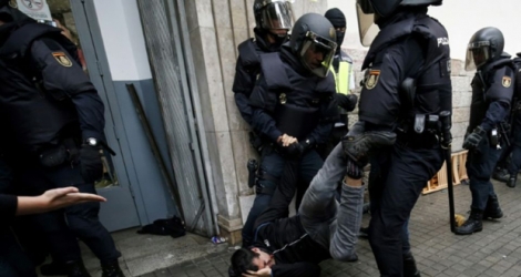 Des policiers dispersent des électeurs venus voter au référendum de l'indépendance de la Catalogne à Barcelone, en Espagne, le 1er octobre 2017 