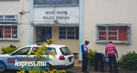  La police de St-Pierre et la Criminal Investigation Division de Moka ont été appelées au bureau de SMS Pariaz de St-Pierre le 2 octobre 2017.
