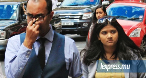 Latchmee Devi Adheen et son avocat, Me Akil Bissessur, au poste de police de Pope Hennessy le lundi 2 octobre.