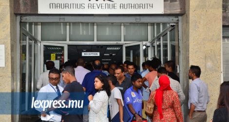 Le bureau de la Mauritius Revenue Autority à Port-Louis a été pris d’assaut en ce lundi 2 octobre 2017, dernier jour pour effectuer le paiement manuel de l’impôt.
