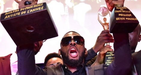 Le musicien ivoirien DJ Arafat a été élu dimanche «meilleur artiste de l'année» pour la deuxième année consécutive lors de la seconde édition des «Awards du coupé décalé». © ISSOUF SANOGO / AFP