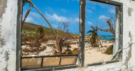 Une plage dévastée de l'île de Saint-Martin le 27 septembre 2017, trois semaines après le passage de l'ouragan Irma Photo Helene Valenzuela. AFP