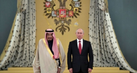 Le président russe Vladimir Poutine reçoit le roi Salmane d'Arabie saoudite, le 5 octobre 2017 à Moscou Photo Alexey NIKOLSKY. AFP.