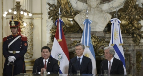 Les présidents du Paraguay Horacio Cartes (g), d'Argentine Mauricio Macri et d'Uruguay Tabaré Vazquez, le 4 octobre 2017 à Buenos Aires.