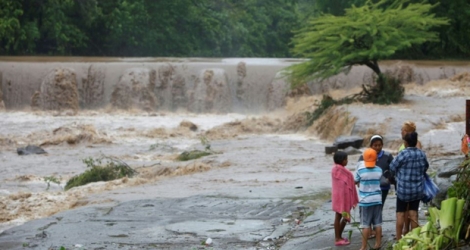 Des habitants regardent les inondations provoquées par le passage de la tempête Nate, le 5 octobre 2017 à Masachapa, au Nicaragua.