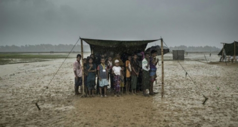 Des réfugiés rohingyas s'abritent de la pluie dans le camp de Nayapara, au Bangladesh.