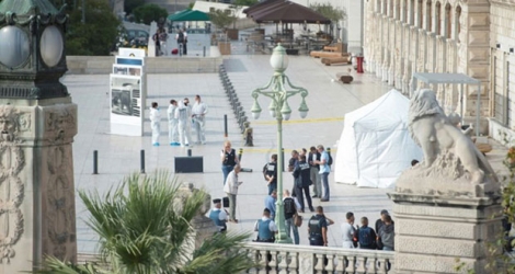 Une tente blanche a été montée sur le parvis de la gare Saint-Charles à Marseille le 1er octobre 2017, pour permettre aux enquêteurs de travailler 