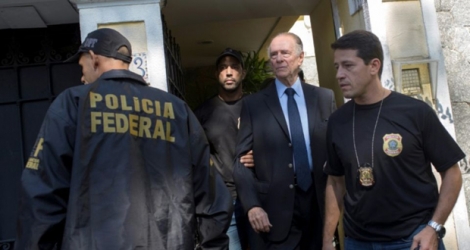 Le patron des JO-2016, Carlos Nuzman lors de son transfert dans les locaux de la police fédérale à Rio, le 5 octobre 2017.