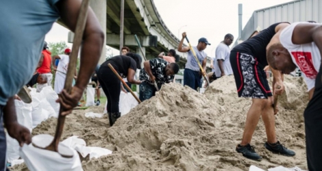 Des habitants remplissent des sacs de sable avant l'arrivée de l'ouragan Nate, le 7 octobre 2017 à la Nouvelle-Orléans.