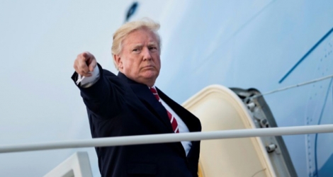 Donald Trump monte à bord d'AIr force one le 7 octobre 2017 dans le Maryland
