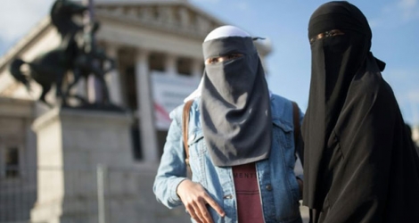 Deux femmes, le visage entièrement voilé, manifestent contre l'interdiction du port du voile islamique intégral dans l'espace public, le 1er octobre 2017 à Vienne, en Autriche 