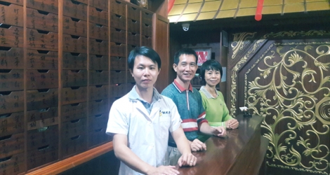 Le directeur de l’International Traditional Chinese Medicine Society est ci-dessus en compagnie de son épouse Aileen Wei et Vincent Li Weiwei, praticien au Jian Wu Tang Traditional Chinese Health Centre Ltd.