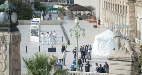 Une tente blanche a été montée sur le parvis de la gare Saint-Charles à Marseille le 1er octobre 2017, pour permettre aux enquêteurs de travailler.