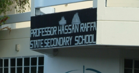 L’enseigne d'une collège portant le nom du Professeur Hasan Raffa.