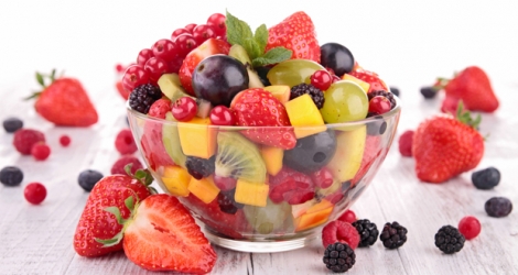 Certaines études montrent qu'en augmentant son apport en fruits (en fibres), on peut réduire son risque de développer un cancer du sein. © margouillat photo/shutterstock.com