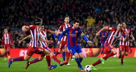 La star du Barça Lionel Messi défie la défense de l'Atletico Madrid en Coupe du Roi, le 7 février 2017 au Camp Nou.
