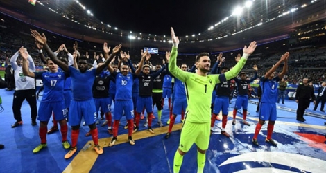 Les joueurs de l'équipe de France communient avec le public du Stade de France à l'issue de la qualification à la Coupe du monde 2018, le 10 octobre 2017 
