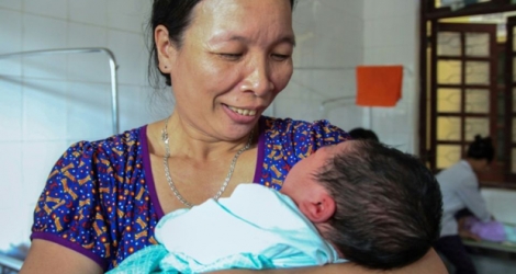 Vu Thi Thu tient son petit-fils, qui pesait plus de 7 kilos à la naissance, au centre médical de Vinh Tuong dans la province de Vinh Phuc au Vietnam le 15 octobre 2017.