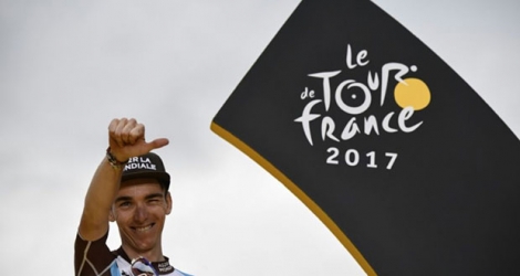 Le leader de l'AG2R Romain Bardet sur la troisième marche du podium du Tour de France, le 23 juillet 2017 aux Champs-Elysées à Paris