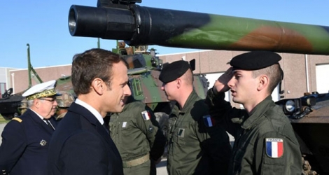 Emmanuel Macron s'entretient avec des militaires à Tapa en Estonie le 29 septembre 2017 