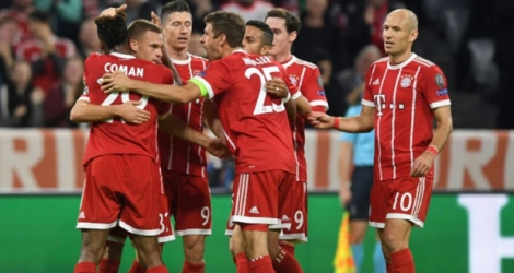 Joshua Kimmich félicité par ses coéquipiers du Bayern après un but contre le Celtic, le 18 octobre 2017 à Munich