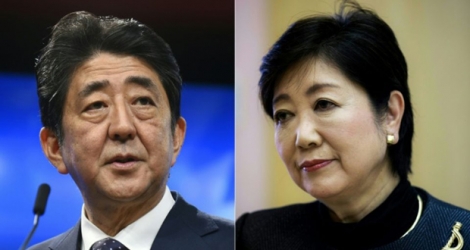 Combo du Premier ministre japonnais Shinzo Abe et la gouverneure de Tokyo Yuriko Koike réalisé le 19 octobre 2017.