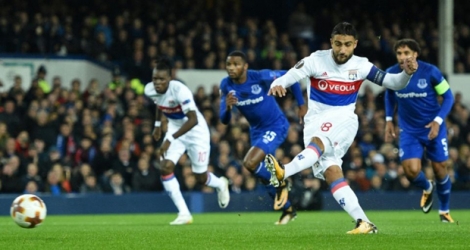 Le capitaine lyonnais Nabil Fekir transforme un penalty et lance l'OL vers un succès sur la pelouse d'Everton, le 19 octobre 2017 à Liverpool.