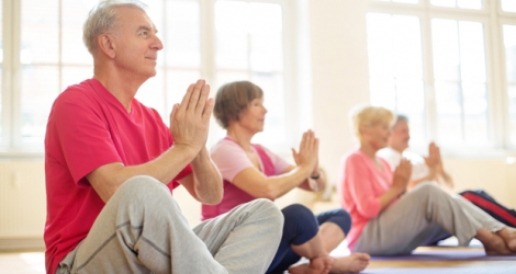 Pratiquer yoga et fitness pendant au moins 6 mois s'avère efficace et stratégique pour réduire les facteurs de risque des maladies cardiovasculaires. © alvarez / Istock.com