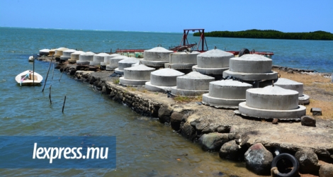 Ces cylindres en béton, selon les dires des pêcheurs, ont été construits par une firme chinoise.