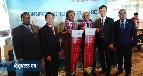 Anil Gayan en compagnie des dirigeants de Changi Airport. 