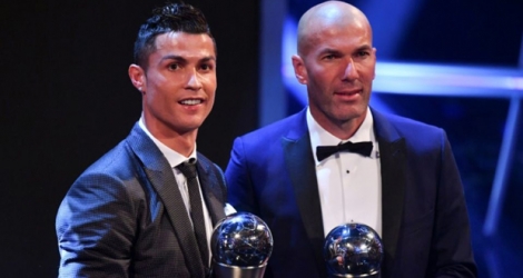 Le footballeur du Real Madrid, Cristiano Ronaldo (g) et l'entraîneur du Real Madrid, Zinédine Zidane, récompensés par un prix Fifa, le 23 octobre 2017 à Londres