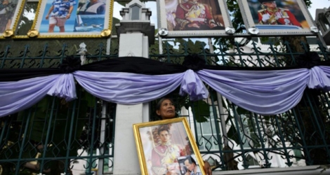 Une Thaïlandaise tient un portrait du roi défunt Bhumibol Adulyadej, le 25 octobre 2017 à Bangkok.