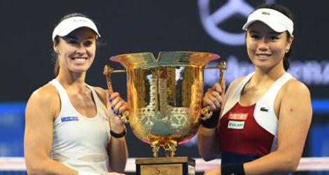 Martina Hingis et Chan Yung-Jan après leur victoire en double à l'Open de Chine, le 8 octobre 2017 à Pékin