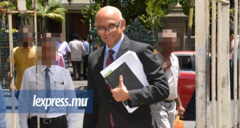 L’avocat Raouf Gulbul, tout sourire, à son arrivée à la cour commerciale, hier.