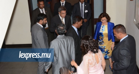 XLD a croisé la speaker (de dos en sari) lors d’une fonction avec le président seychellois Danny Faure, hier, à Trou-aux-Biches.