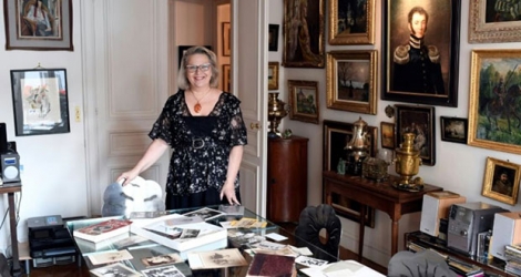 Catherine Melnik, arrière petite-fille du dernier médecin du tsar Nicolas II, dans son appartement à Paris le 4 octobre 2017 