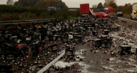 Une photo de la police allemande montrant 30.000 bouteilles de bière éparpillées sur une autoroute allemande le 25 octobre 2017 près de Friedberg