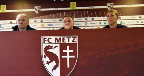 Le nouvel entraîneur de Metz Frédéric Hantz entouré du président du club Bernard Serin (g) et de son futur adjoint Arnaud Cormier, le 30 octobre 2017 à Metz