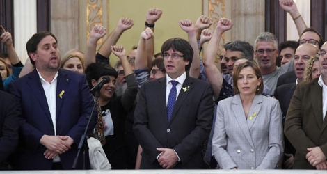 Le président catalan destitué Carles Puigdemont (au centre), le vice-président Oriol Junqueras (à gauche) et la présidente du Parlement de Catalogne Carme Forcadell (à droite) à Barcelone le 27 octobre 2017.