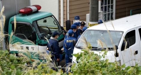 Des policiers devant un appartement où neuf cadavres ont été découverts, dont deux décapités, dans la grande banlieue de Tokyo, le 31 octobre 2017 au Japon.