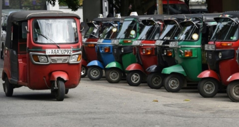 Des rickshaws stationnés dans une rue de Colombo, le 7 juillet 2017.