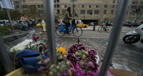 Des cyclistes passent le 2 novembre devant un mémorial de fortune dressé en hommage aux victimes de l'attentat du 31 octobre à Manhattan 